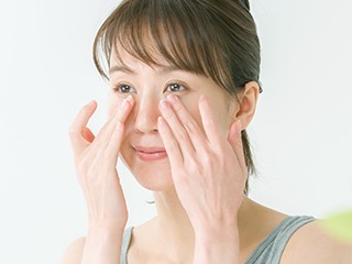 目の周りのツボ押しマッサージ