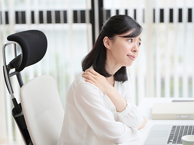 重い肩こりや肩の痛みで仕事をするのもつらい…。前かがみ気味で見た目を指摘されることはありませんか??