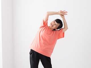 簡単なストレッチを行う